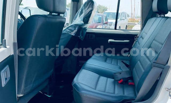 Nunua Imported Toyota Land Cruiser Nyeupe Gari ndani ya Kampala nchini Uganda Nunua Imported Toyota Land Cruiser Nyeupe Gari ndani ya Kampala nchini Uganda