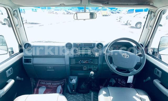 Nunua Imported Toyota Land Cruiser Nyeupe Gari ndani ya Kampala nchini Uganda Nunua Imported Toyota Land Cruiser Nyeupe Gari ndani ya Kampala nchini Uganda