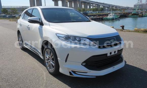 Gura Yakoze Toyota Harrier White Imodoka i Kampala mu Uganda