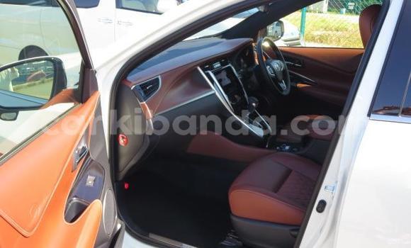 Nunua Ilio tumika Toyota Harrier Nyeupe Gari ndani ya Kampala nchini Uganda Nunua Ilio tumika Toyota Harrier Nyeupe Gari ndani ya Kampala nchini Uganda