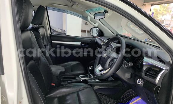 Nunua Imported Toyota Hiluxe Revo Nyeupe Gari ndani ya Kampala nchini Uganda Nunua Imported Toyota Hiluxe Revo Nyeupe Gari ndani ya Kampala nchini Uganda