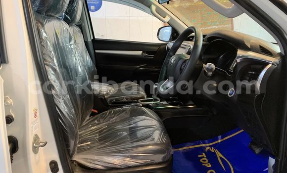 Nunua Imported Toyota Hiluxe Revo Nyeupe Gari ndani ya Kampala nchini Uganda Nunua Imported Toyota Hiluxe Revo Nyeupe Gari ndani ya Kampala nchini Uganda