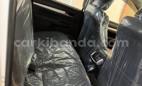 Nunua Imported Toyota Hiluxe Revo Nyeupe Gari ndani ya Kampala nchini Uganda Nunua Imported Toyota Hiluxe Revo Nyeupe Gari ndani ya Kampala nchini Uganda
