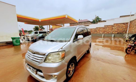 Gura Yakoze Marussia B2 Silver Imodoka i Kampala mu Uganda