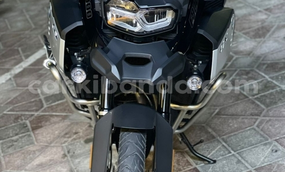 Gura Yakoze BMW GS Beige Bike i Kampala mu Uganda