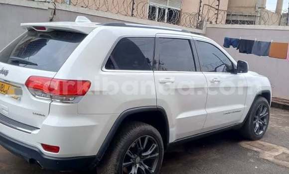 Gura Yakoze Jeep Cherokee White Imodoka i Kampala mu Uganda Gura Yakoze Jeep Cherokee White Imodoka i Kampala mu Uganda
