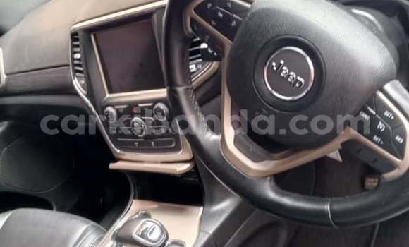 Gura Yakoze Jeep Cherokee White Imodoka i Kampala mu Uganda Gura Yakoze Jeep Cherokee White Imodoka i Kampala mu Uganda