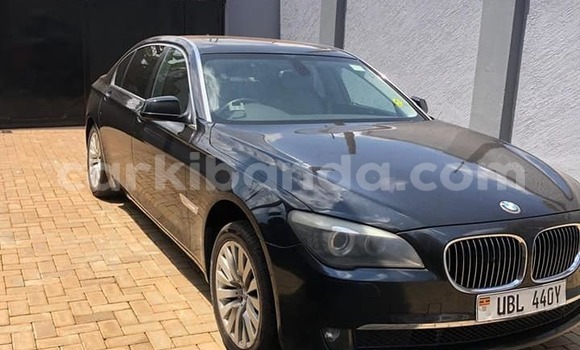 Gura Yakoze BMW 7-Series Black Imodoka i Kampala mu Uganda