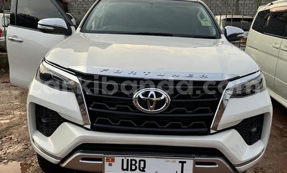Nunua Ilio tumika Toyota Fortuner Nyeupe Gari ndani ya Kampala nchini Uganda