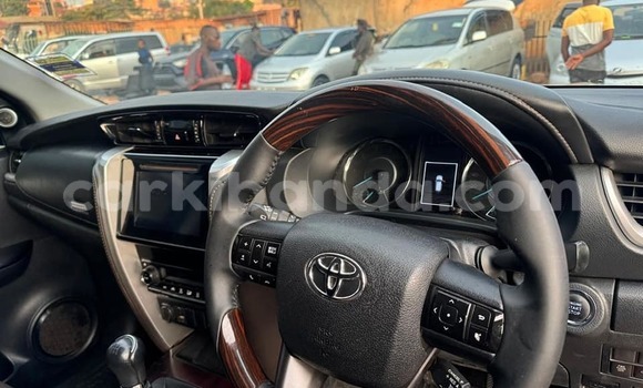 Gura Yakoze Toyota Fortuner White Imodoka i Kampala mu Uganda Gura Yakoze Toyota Fortuner White Imodoka i Kampala mu Uganda