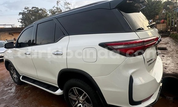 Gura Yakoze Toyota Fortuner White Imodoka i Kampala mu Uganda Gura Yakoze Toyota Fortuner White Imodoka i Kampala mu Uganda