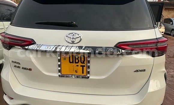 Gura Yakoze Toyota Fortuner White Imodoka i Kampala mu Uganda Gura Yakoze Toyota Fortuner White Imodoka i Kampala mu Uganda