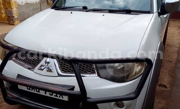 Acheter Occasion Voiture Mitsubishi L200 Blanc à Kampala, Ouganda