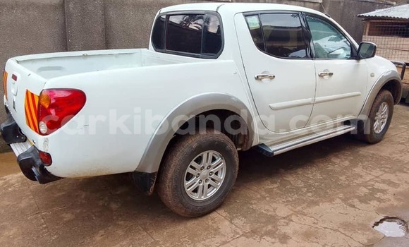 Gura Yakoze Mitsubishi L200 White Imodoka i Kampala mu Uganda Gura Yakoze Mitsubishi L200 White Imodoka i Kampala mu Uganda
