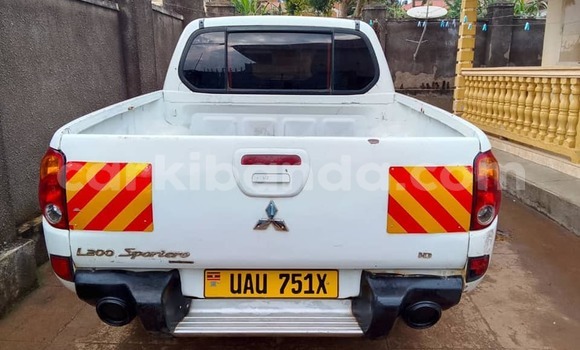 Gura Yakoze Mitsubishi L200 White Imodoka i Kampala mu Uganda Gura Yakoze Mitsubishi L200 White Imodoka i Kampala mu Uganda