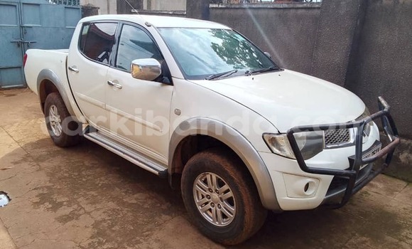 Gura Yakoze Mitsubishi L200 White Imodoka i Kampala mu Uganda Gura Yakoze Mitsubishi L200 White Imodoka i Kampala mu Uganda