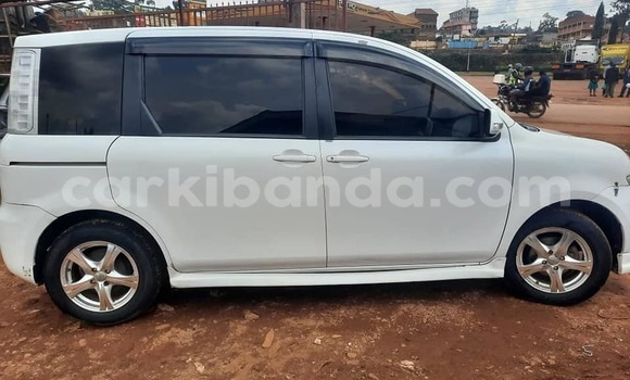 Gura Yakoze Toyota Sienta White Imodoka i Bundibugyo mu Western Gura Yakoze Toyota Sienta White Imodoka i Bundibugyo mu Western
