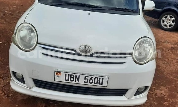 Gura Yakoze Toyota Sienta White Imodoka i Bundibugyo mu Western Gura Yakoze Toyota Sienta White Imodoka i Bundibugyo mu Western