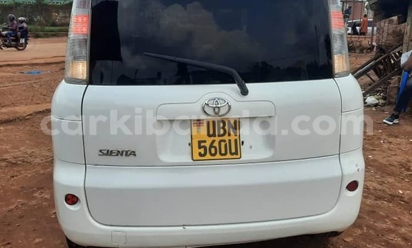 Gura Yakoze Toyota Sienta White Imodoka i Bundibugyo mu Western Gura Yakoze Toyota Sienta White Imodoka i Bundibugyo mu Western