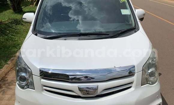 Nunua Ilio tumika Toyota Noah Nyeupe Gari ndani ya Busembatia nchini Mashariki