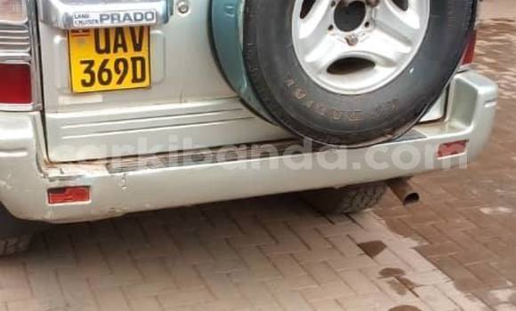 Gura Yakoze Toyota Prado White Imodoka i Kampala mu Uganda Gura Yakoze Toyota Prado White Imodoka i Kampala mu Uganda