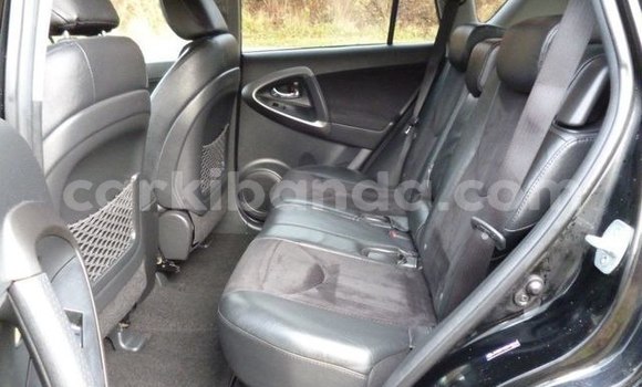 Nunua Imported Toyota RAV4 Nyeusi Gari ndani ya Kampala nchini Uganda Nunua Imported Toyota RAV4 Nyeusi Gari ndani ya Kampala nchini Uganda