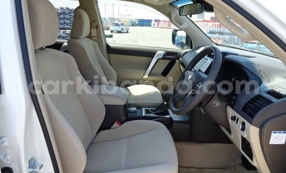 Nunua Ilio tumika Toyota Land Cruiser Prado Nyeupe Gari ndani ya Kampala nchini Uganda Nunua Ilio tumika Toyota Land Cruiser Prado Nyeupe Gari ndani ya Kampala nchini Uganda