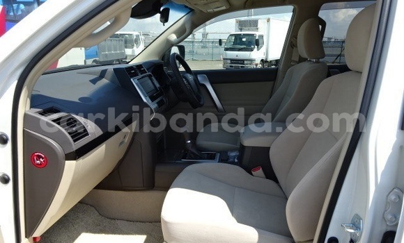 Nunua Ilio tumika Toyota Land Cruiser Prado Nyeupe Gari ndani ya Kampala nchini Uganda Nunua Ilio tumika Toyota Land Cruiser Prado Nyeupe Gari ndani ya Kampala nchini Uganda