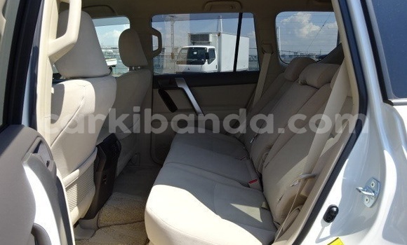 Nunua Ilio tumika Toyota Land Cruiser Prado Nyeupe Gari ndani ya Kampala nchini Uganda Nunua Ilio tumika Toyota Land Cruiser Prado Nyeupe Gari ndani ya Kampala nchini Uganda