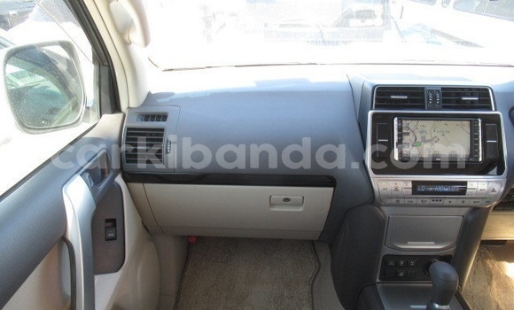 Nunua Ilio tumika Toyota Land Cruiser Prado Nyeupe Gari ndani ya Kampala nchini Uganda Nunua Ilio tumika Toyota Land Cruiser Prado Nyeupe Gari ndani ya Kampala nchini Uganda