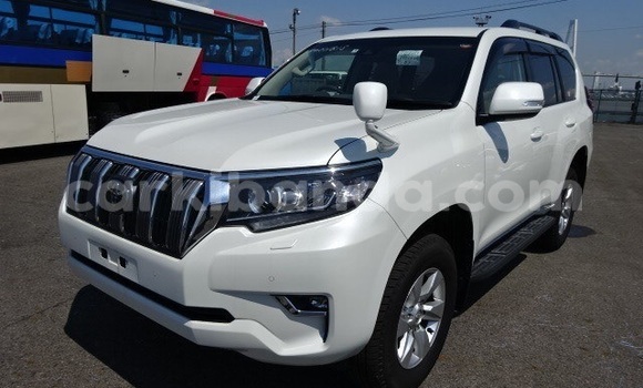 Nunua Ilio tumika Toyota Land Cruiser Prado Nyeupe Gari ndani ya Kampala nchini Uganda Nunua Ilio tumika Toyota Land Cruiser Prado Nyeupe Gari ndani ya Kampala nchini Uganda
