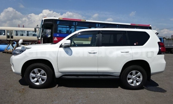Nunua Ilio tumika Toyota Land Cruiser Prado Nyeupe Gari ndani ya Kampala nchini Uganda Nunua Ilio tumika Toyota Land Cruiser Prado Nyeupe Gari ndani ya Kampala nchini Uganda