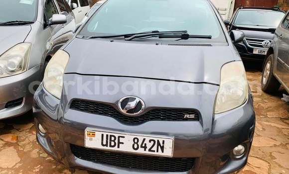 Nunua Ilio tumika Toyota Vitz Nyeusi Gari ndani ya Kampala nchini Uganda
