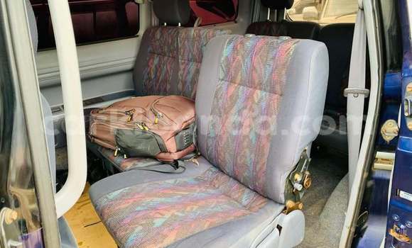 Acheter Occasion Voiture Toyota Noah Bleu à Kampala, Ouganda Acheter Occasion Voiture Toyota Noah Bleu à Kampala, Ouganda