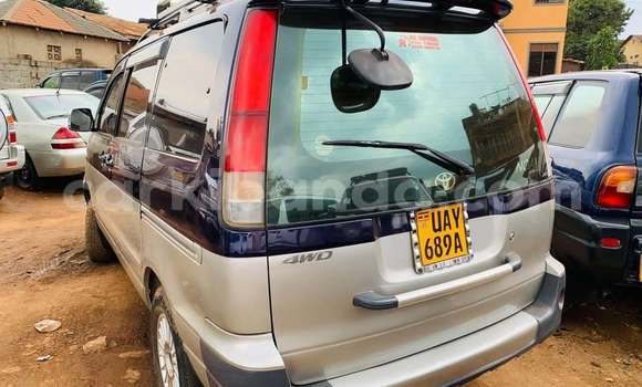 Acheter Occasion Voiture Toyota Noah Bleu à Kampala, Ouganda Acheter Occasion Voiture Toyota Noah Bleu à Kampala, Ouganda