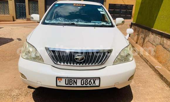 Nunua Ilio tumika Toyota Harrier Nyeupe Gari ndani ya Bundibugyo nchini Magharibi