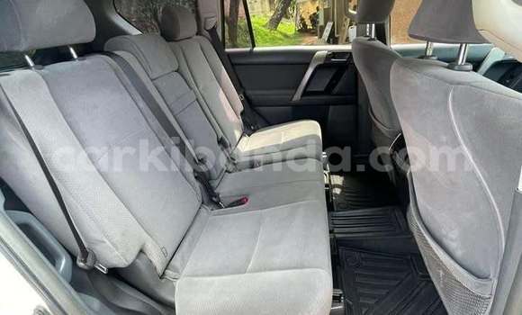 Acheter Occasion Voiture Toyota Land Cruiser Blanc à Kampala, Ouganda Acheter Occasion Voiture Toyota Land Cruiser Blanc à Kampala, Ouganda