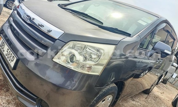Gura Yakoze Toyota Noah Black Imodoka i Kampala mu Uganda