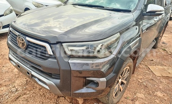 Nunua Ilio tumika Toyota Hilux Nyeusi Gari ndani ya Bombo nchini Kati