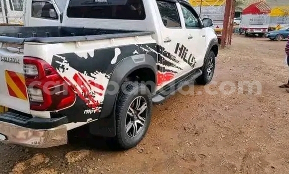 Gura Yakoze Toyota Hilux White Imodoka i Bugiri mu Eastern Gura Yakoze Toyota Hilux White Imodoka i Bugiri mu Eastern