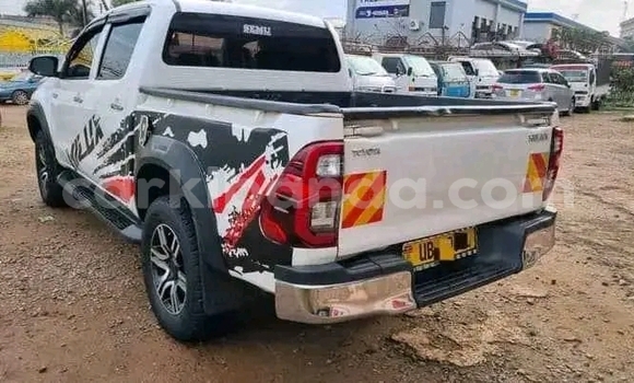 Gura Yakoze Toyota Hilux White Imodoka i Bugiri mu Eastern Gura Yakoze Toyota Hilux White Imodoka i Bugiri mu Eastern