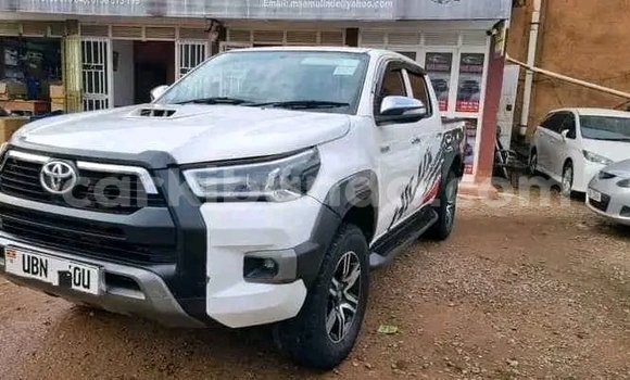 Gura Yakoze Toyota Hilux White Imodoka i Bugiri mu Eastern Gura Yakoze Toyota Hilux White Imodoka i Bugiri mu Eastern