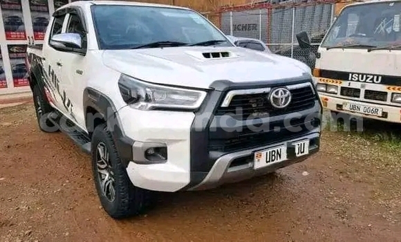 Gura Yakoze Toyota Hilux White Imodoka i Bugiri mu Eastern Gura Yakoze Toyota Hilux White Imodoka i Bugiri mu Eastern