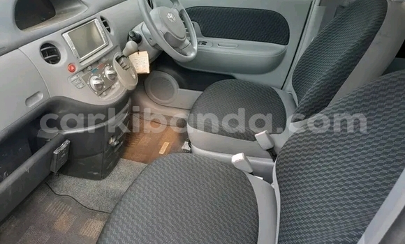 Gura Yakoze Toyota Sienta Black Imodoka i Bugiri mu Eastern Gura Yakoze Toyota Sienta Black Imodoka i Bugiri mu Eastern