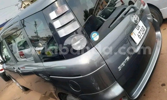 Gura Yakoze Toyota Sienta Black Imodoka i Bugiri mu Eastern Gura Yakoze Toyota Sienta Black Imodoka i Bugiri mu Eastern