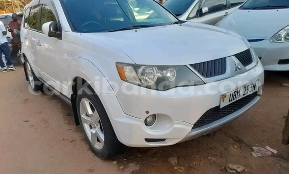 Buy Used Mitsubishi Outlander White Car in Bugiri in Eastern Buy Used Mitsubishi Outlander White Car in Bugiri in Eastern
