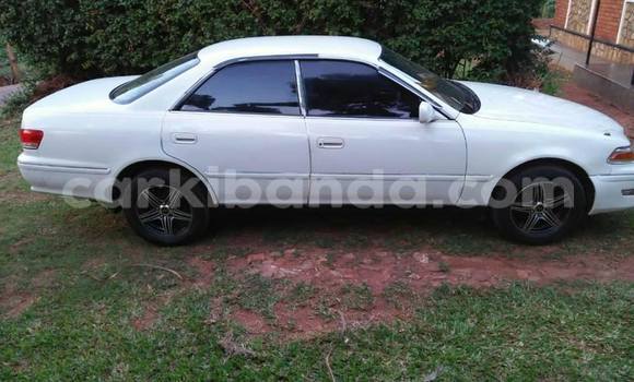 Nunua Ilio tumika Toyota Camry Nyeupe Gari ndani ya Kampala nchini Uganda Nunua Ilio tumika Toyota Camry Nyeupe Gari ndani ya Kampala nchini Uganda