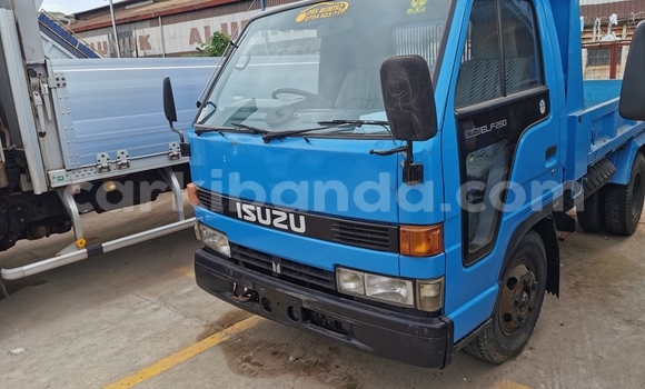 Acheter Occasion Voiture Isuzu Adventure Bleu à Kampala, Ouganda