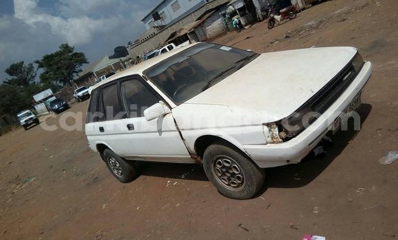 Nunua Ilio tumika Toyota Corolla Nyeupe Gari ndani ya Kampala nchini Uganda Nunua Ilio tumika Toyota Corolla Nyeupe Gari ndani ya Kampala nchini Uganda