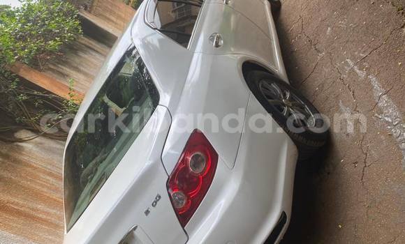 Gura Yakoze Toyota Mark X White Imodoka i Kampala mu Uganda Gura Yakoze Toyota Mark X White Imodoka i Kampala mu Uganda